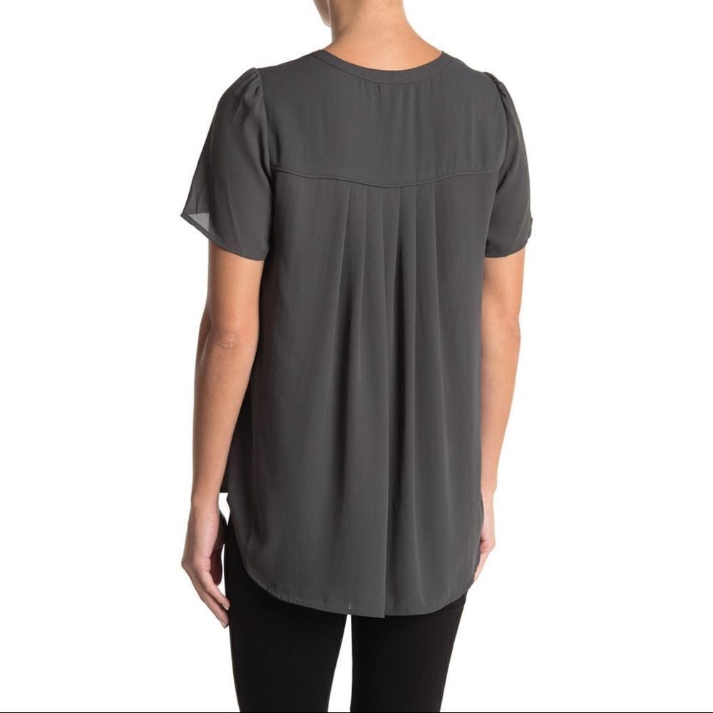 ✨ Solid Pleated Back High/Low Tunic Top✨ - Picture 2 of 4